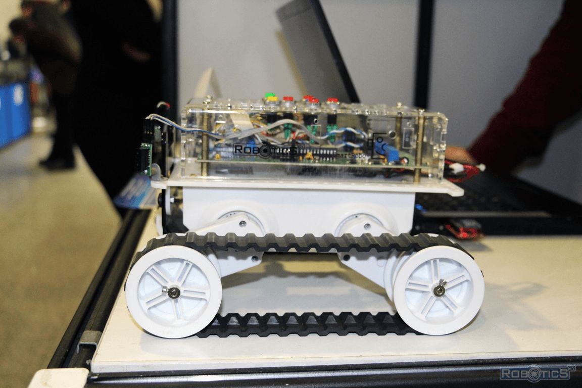 Гусеничный автономный робот с нейросетевым регулятором.