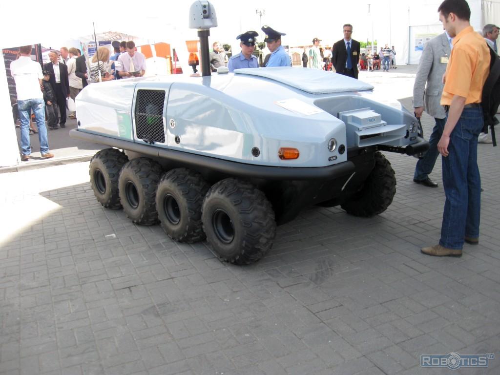 The multipurpose floating robot-cross-country vehicle "Scarab".